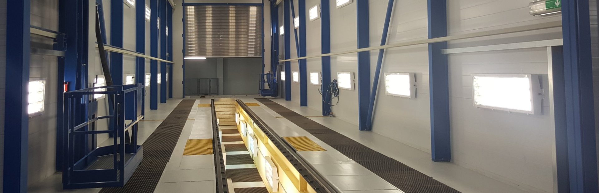 Industriehalle mit blauen Wänden