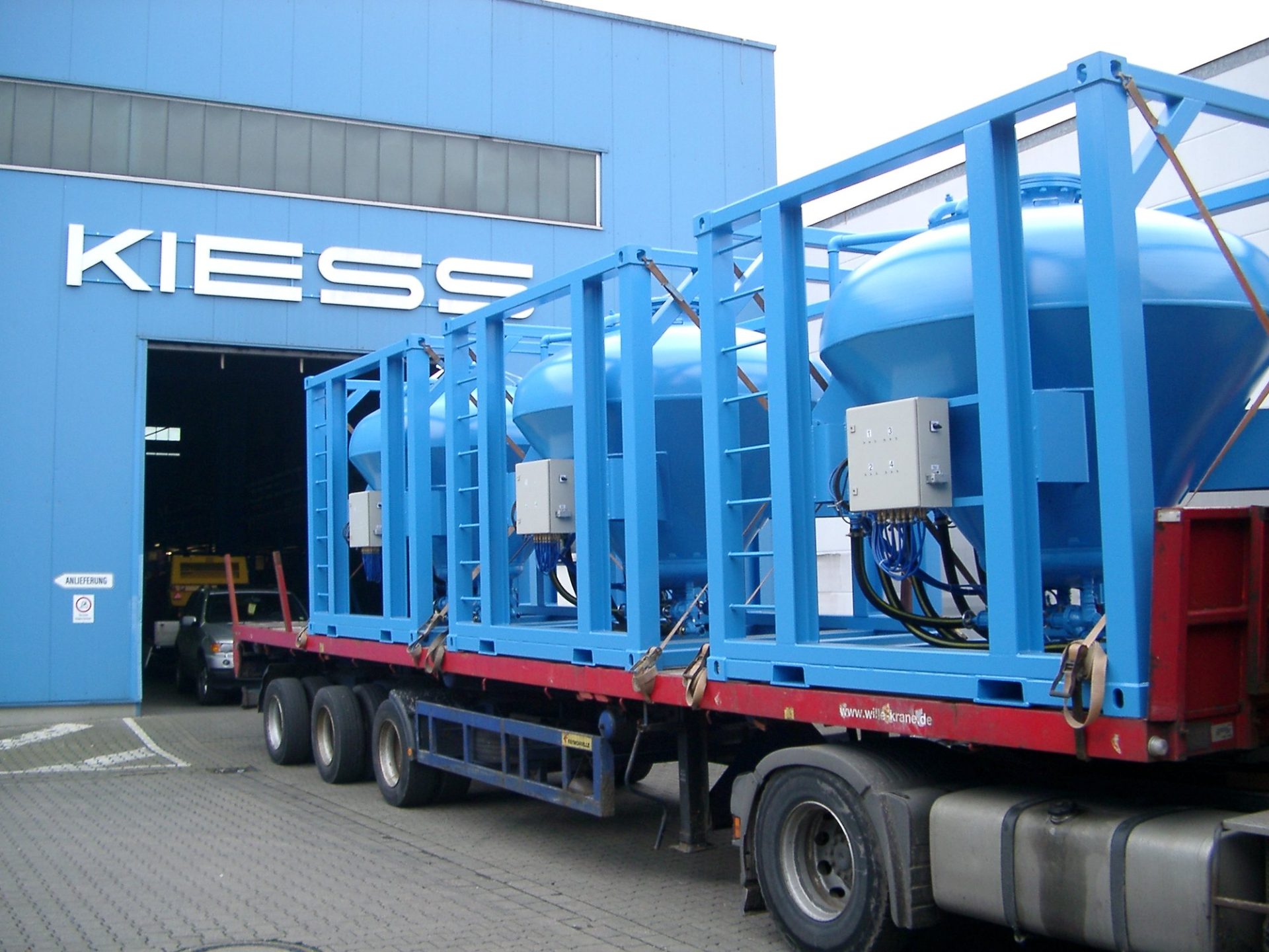 Lkw mit blauen Behältern