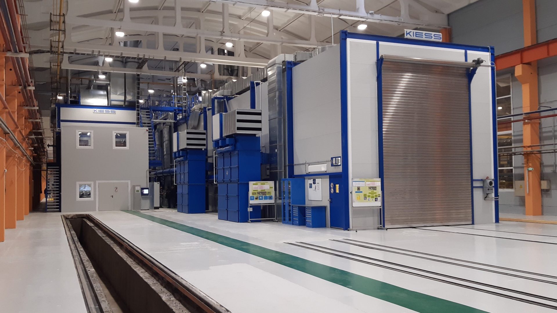 Industrielle Maschinen in großer Halle