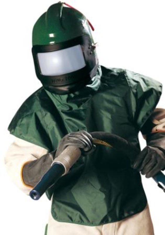 Person in Schutzkleidung mit Ausrüstung