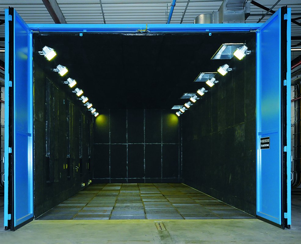 Leerer Raum mit blauen Türen