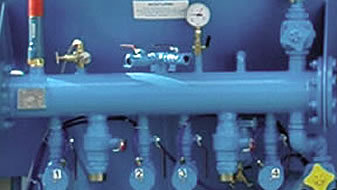 Blaues Rohrleitungssystem mit Ventilen